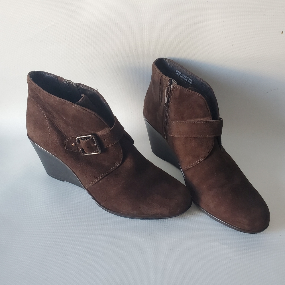 Clarks Women's Brown Wedge Ankle Bootie Size 8.5